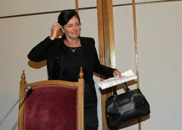 Бобева иска закон за управлението на държавните предприятия