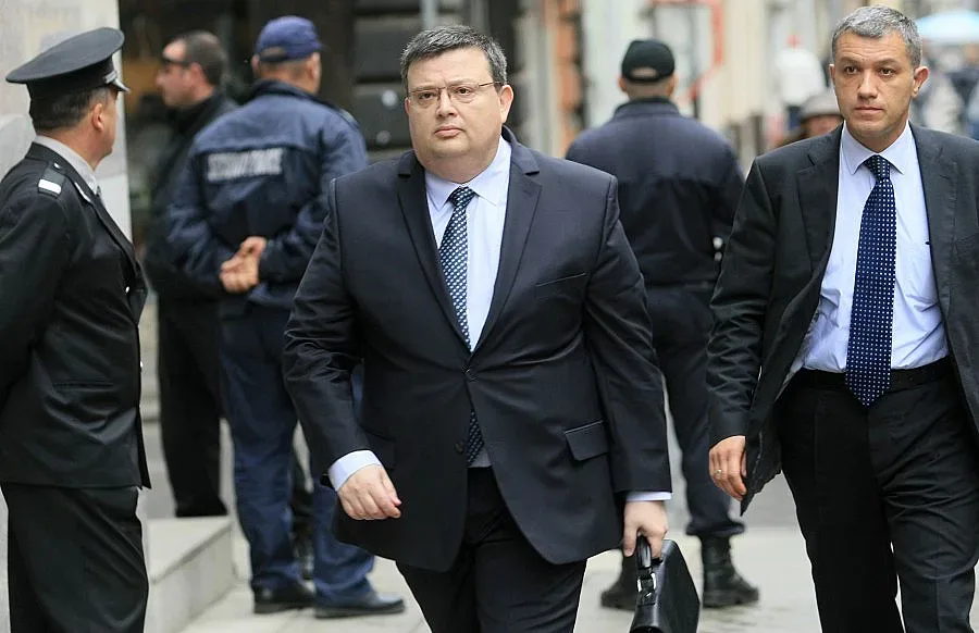 Цацаров праща полицейски патрули срещу доброволните