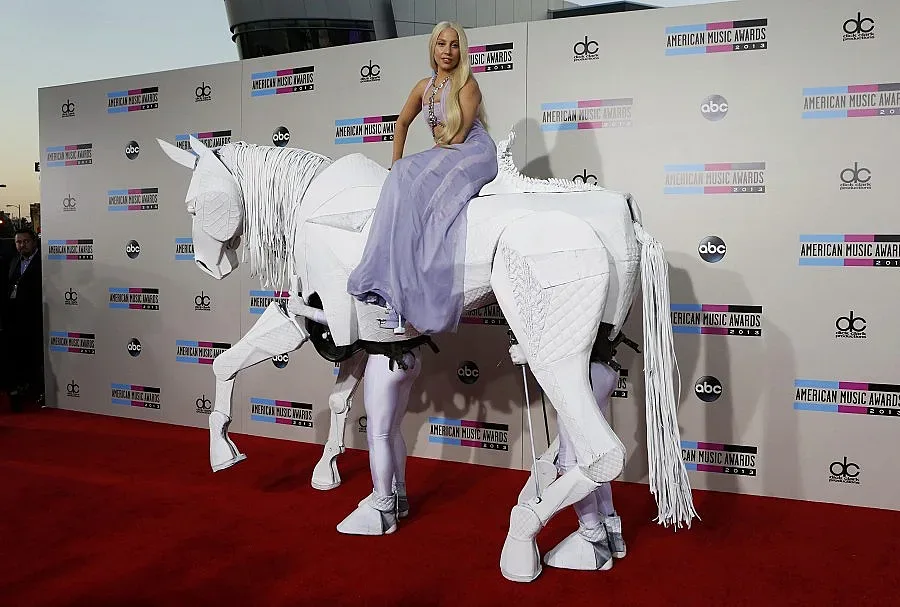 Гага яхна кон в театър