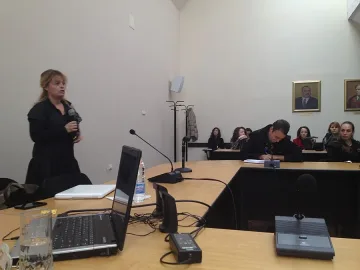 Известна журналистка учи студенти на етикет и протокол