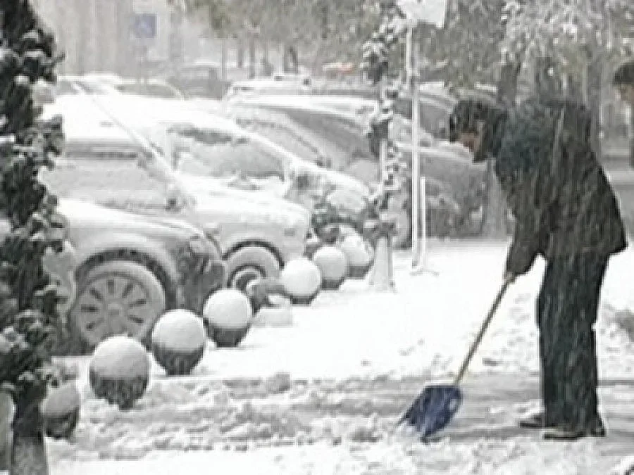 Започнаха 24-часовите дежурства за почистване на снега