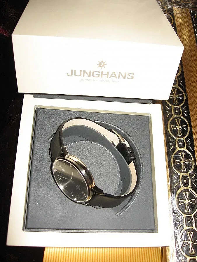 Президентски часовник, дарен от Меркел, донесе 4 хил. лв.