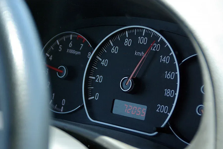 Счупени носове след челен удар на „БМВ" в бетонна ограда