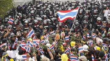 Мащабни антиправителствени протести в Банкок