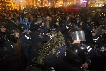 Тежка нощ в Киев, десетки все още протестират