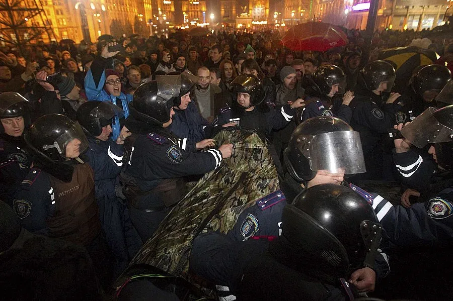 Тежка нощ в Киев, десетки все още протестират