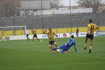 Ботев (Пд) размаза Черноморец