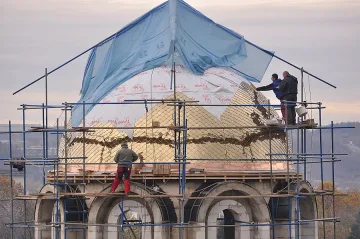Позлатяват купола на новия храм в Монтана