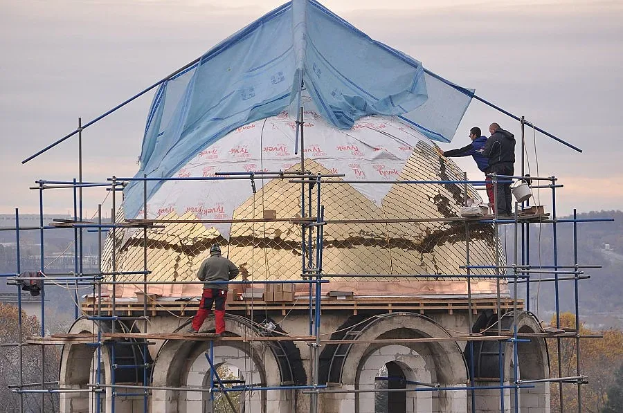 Позлатяват купола на новия храм в Монтана