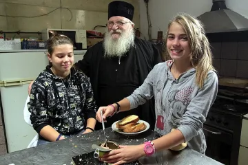 Дядо Коледа идва 7 пъти при отец Иван