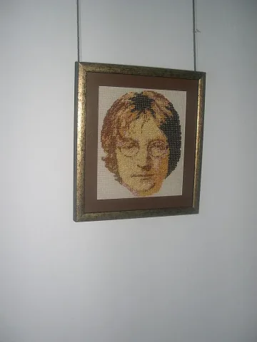 Русенка извая Джон Ленън от мъниста