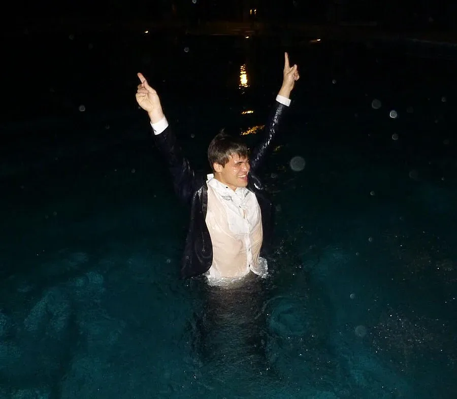 Изкъпаха шампиона в шаха Карлсен в басейна