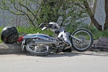 Моторист се заби в мантинела и издъхна на място