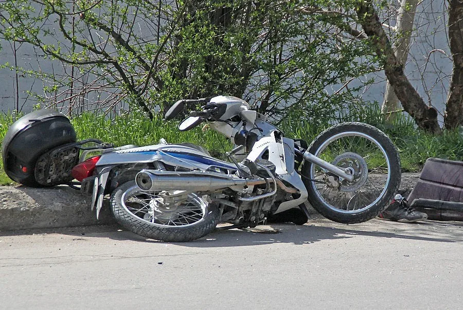 Моторист се заби в мантинела и издъхна на място