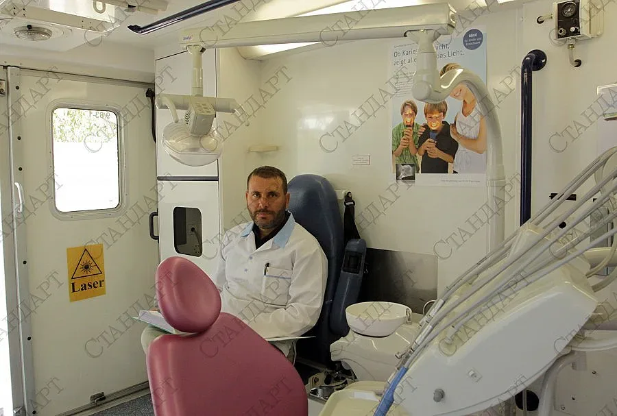 Родни стоматолози обгрижват благотворително монасите в Атон