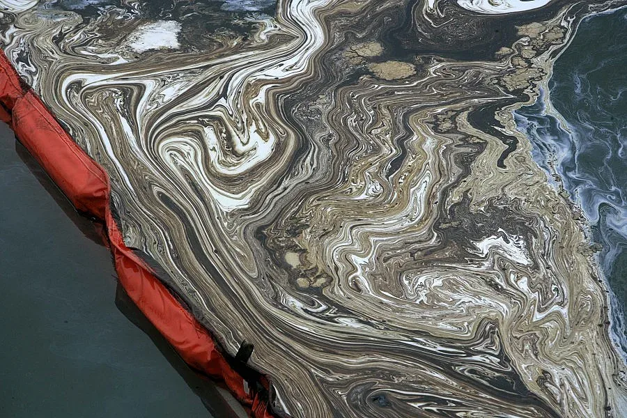 Загиналите от взривилия се петролопровод в Китай са над 40