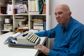 Евтимов: Строим магистрали, а тъпчем на място