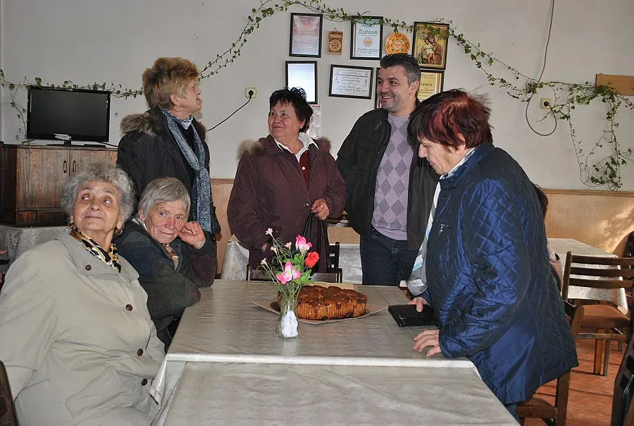 Лидер на ГЕРБ с поздрав и топла питка за пенсионери