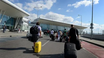 НСИ: Харчим най-много за служебни пътувания в чужбина