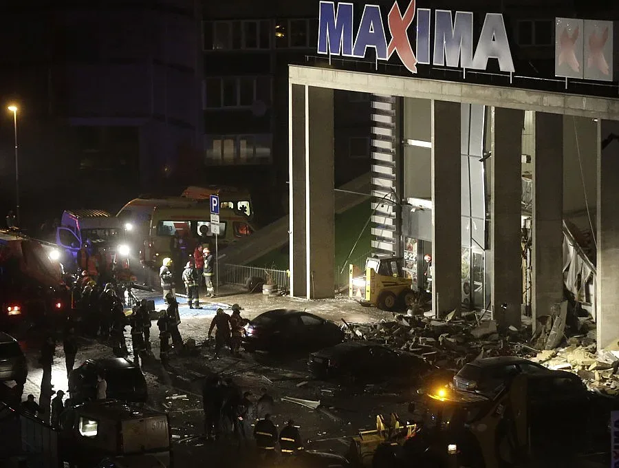 Срути се покрив на магазин в Рига, има загинали