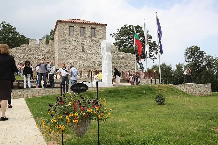 Сърби и македонци катерят Цари Мали град