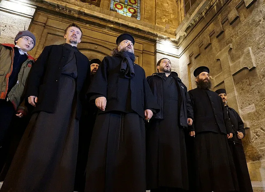 3 автобуса от Варна на бунт пред синода