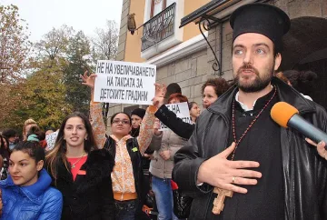 Свещеник оглави протеста на майките в Хасково 
