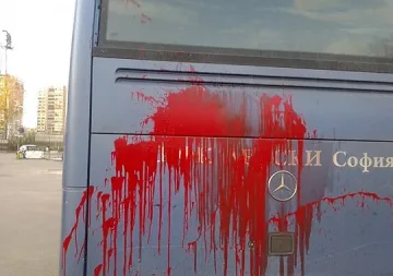 "Левски" осъди нападението над автобуса, отговори на Стойчо 