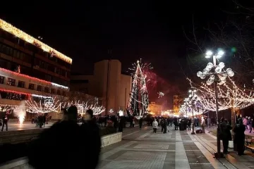 Благоевград се кичи с 35-метрова елха за Коледа