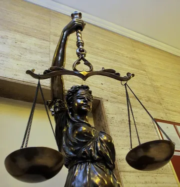 91-годишен адвокат работи във Варненския съд