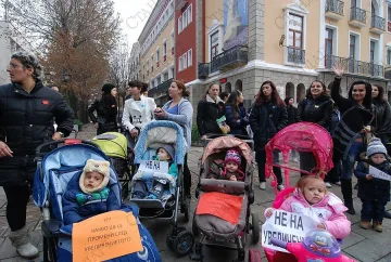 Протест срещу вдигането на таксите за забавачки в Хасково