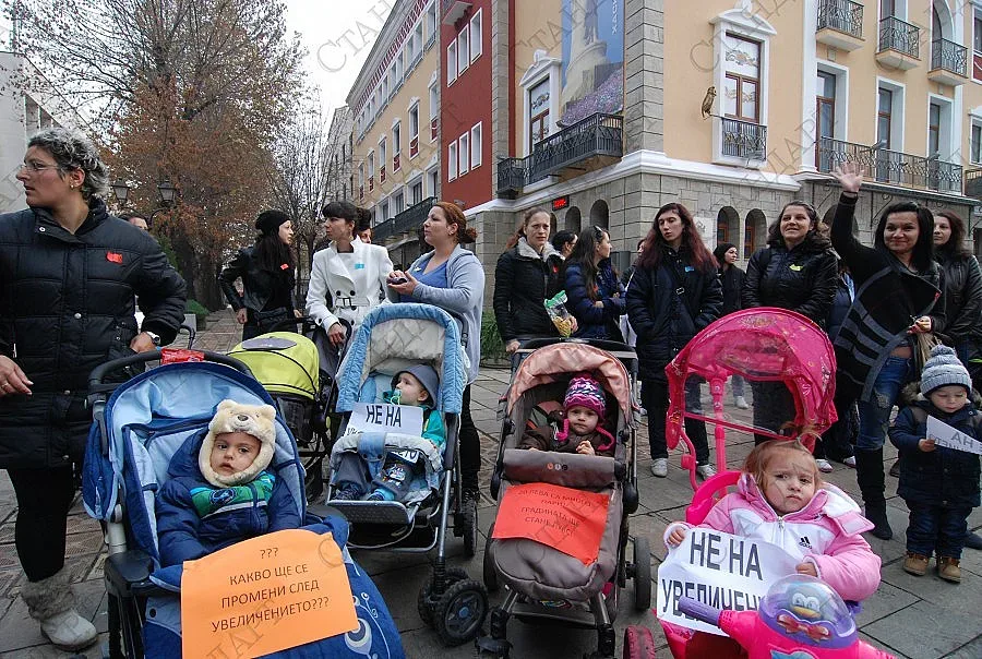 Протест срещу вдигането на таксите за забавачки в Хасково