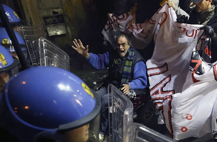 Полицаи и протестиращи се сблъскъха в Рим заради жп линия