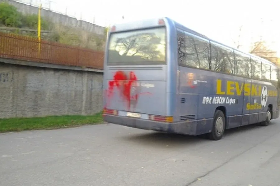 Фенове атакуват рейса на "сините"