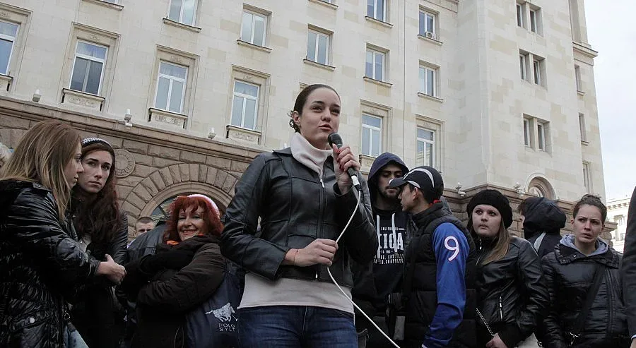 Дават за Коледа забавени заплати