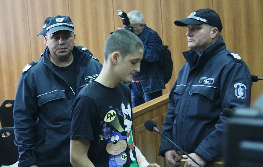 Намушканият Искрен се заключи вкъщи