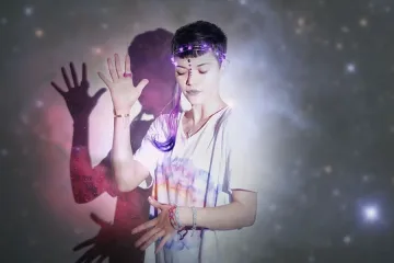 Идва инди дивата Мая Видал