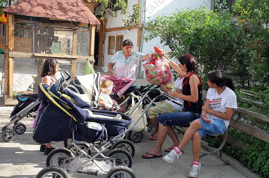 Отец Иван търси храна за децата