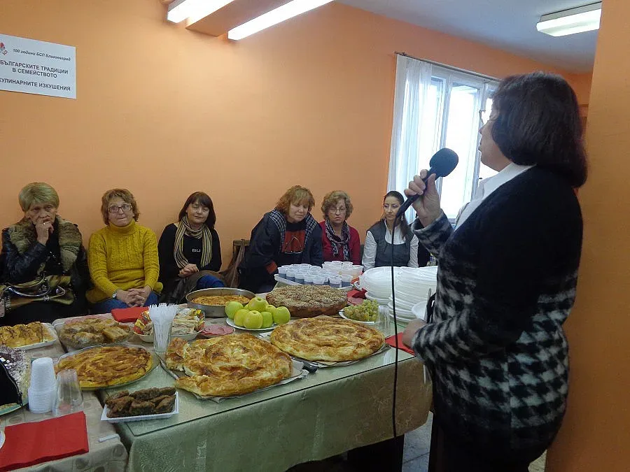 Социалистки омесиха вкусни баници за вековен юбилей