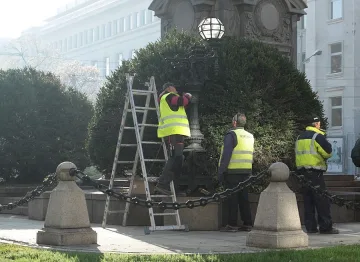 Сменят фенерите на паметника Левски