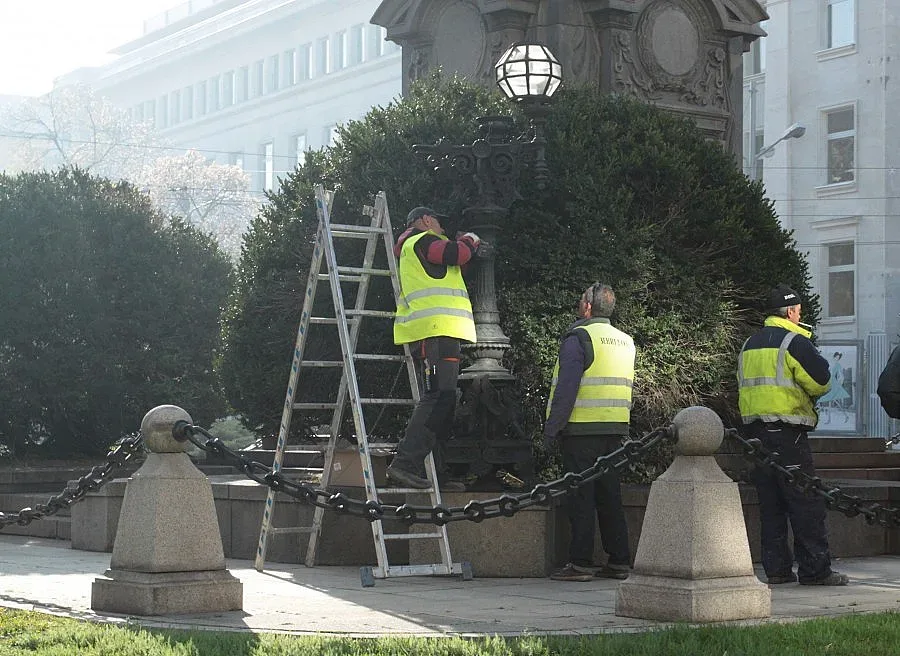 Сменят фенерите на паметника Левски