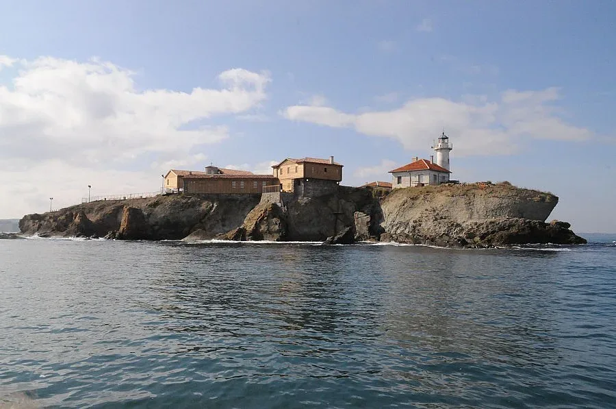 Затворнически остров става рай за младоженци