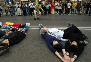 Флашмоб с противогази огласи НС