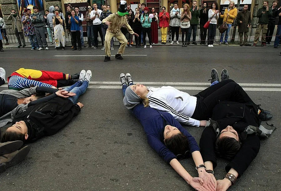 Флашмоб с противогази огласи НС