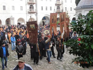 700 носиха на ръце св. Георги в Зограф