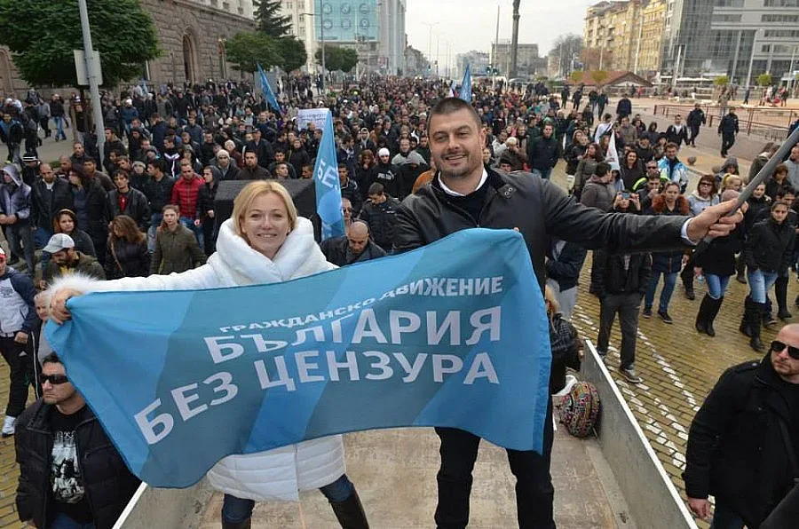 Бареков поведе над 10 000 срещу властта
