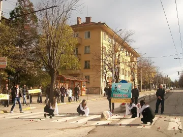 Танц на сцена от цветя в памет на жертвите