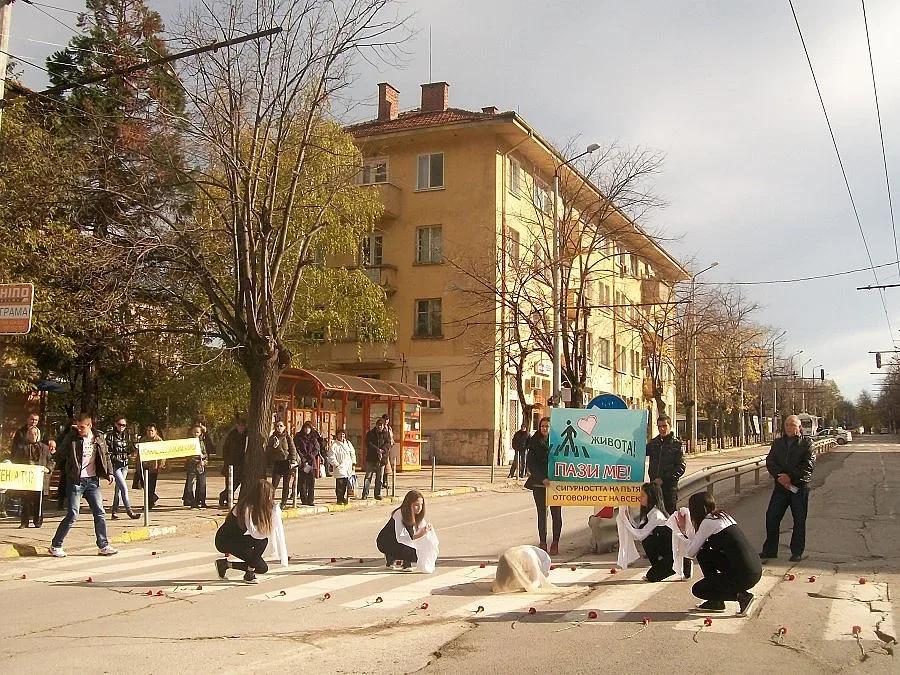 Танц на сцена от цветя в памет на жертвите