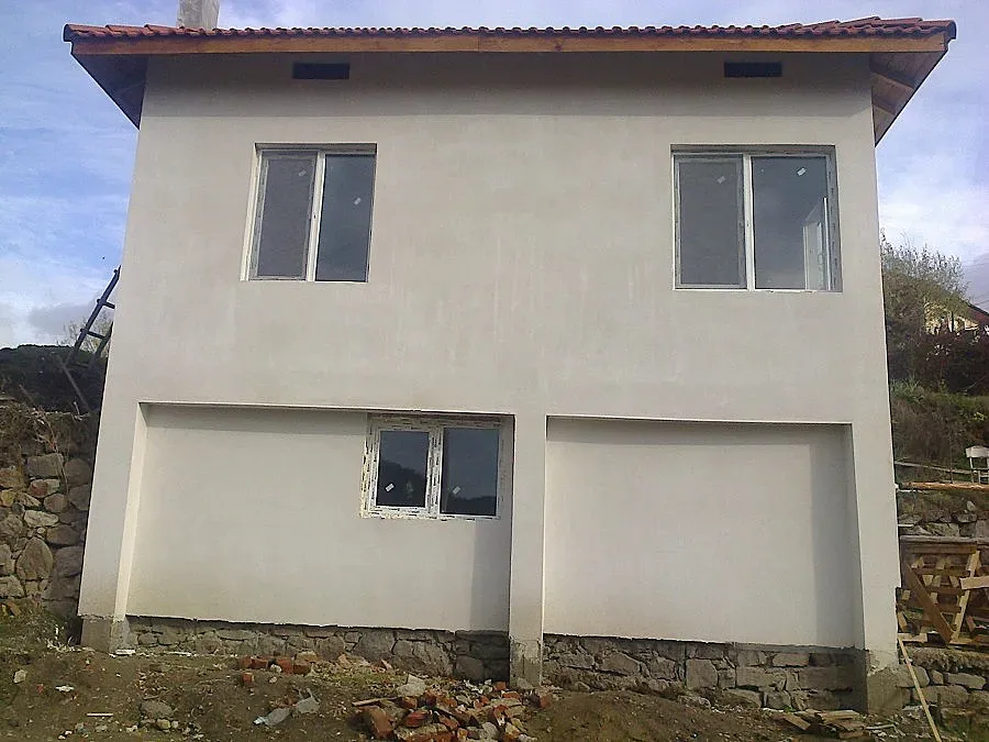 Вдигнаха къща върху гараж за бедстващо семейство