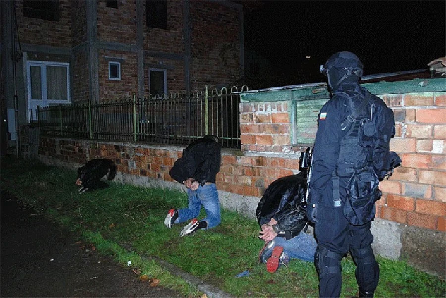 Барети спипаха полицай обирджия